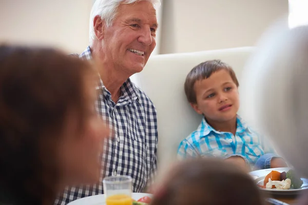 Refeições Saudáveis Reúnem Pessoas Uma Família Multi Geracional Almoçando Juntos — Fotografia de Stock
