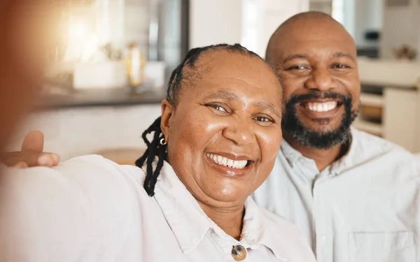幸せな家庭でソファの上で笑顔 自撮りと成熟した黒のカップルとの関係で愛 南アフリカのソーシャルメディアのためにロマンチックな写真を撮る自己の肖像画 幸せな男と女 — ストック写真