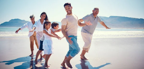 Plajă Familie Jucându Alergând Împreună Vacanță Generații Mergând Nisip Oceanic — Fotografie, imagine de stoc