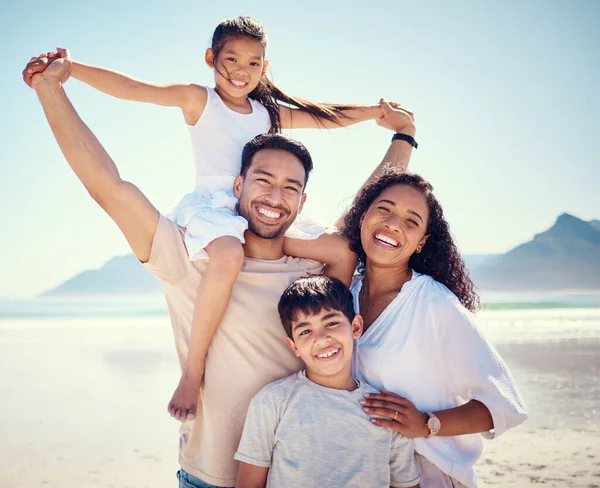 Strand Familie Und Porträt Von Eltern Mit Kindern Lächeln Und — Stockfoto