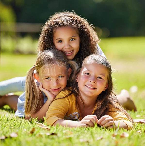 Zomer Meisjes Portret Gelukkige Kinderen Gras Het Park Samen Voor — Stockfoto