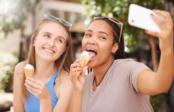 Amici Che Mangiano Gelato Selfie All Aperto Con Viaggi Felici — Foto Stock