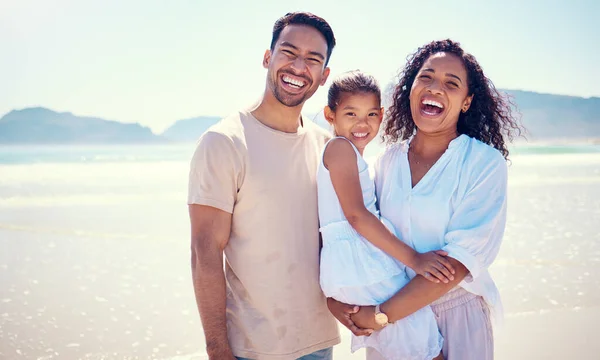 Παραλία Ευτυχισμένη Οικογένεια Και Πορτραίτο Γονιών Παιδί Χαμόγελο Και Δέσιμο — Φωτογραφία Αρχείου