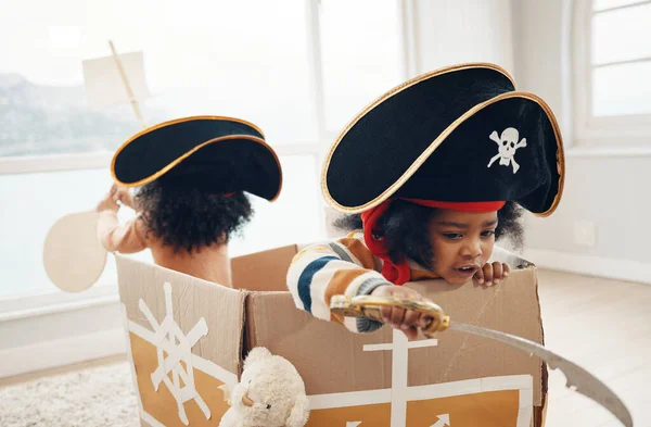 Oyun Oynamak Gemi Korsan Çocuk Rolü Oynamak Fantezi Kurmak Karton — Stok fotoğraf