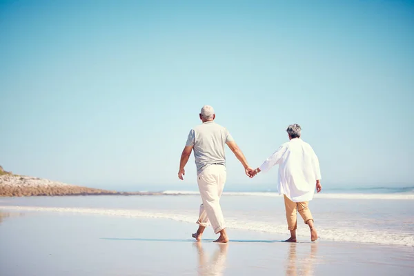 Ele Tutuşuyorlar Kumsaldalar Yazın Dışarıda Yürüyen Yaşlı Bir Çift Arkadan — Stok fotoğraf