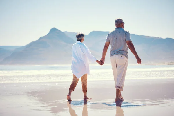 Ele Tutuşuyorlar Aşk Yazın Kumsalda Yürüyen Yaşlı Bir Çift Arkadan — Stok fotoğraf