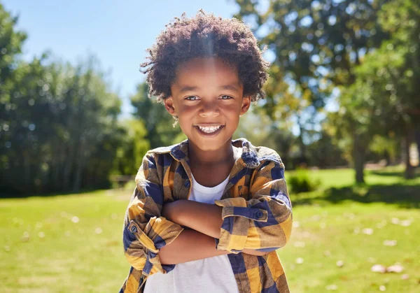 人物形象 双臂交叉 大自然中的黑人小孩 微笑和户外度假 在公园或花园玩乐或享受暑假旅行的南非男孩或儿童的脸 快乐和自信 — 图库照片