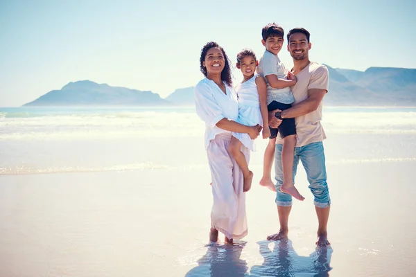 Παραλία Οικογένεια Και Πορτραίτο Γονιών Παιδιά Χαμόγελο Και Δέσιμο Μαζί — Φωτογραφία Αρχείου