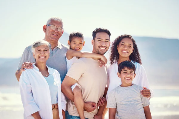 大きな家族 両親と祖父母と子供の肖像画 海の休暇で一緒に笑顔と幸せな絆 ビーチホリデーで子供を持つ男性と女性の世代のための太陽 楽しさと幸福 — ストック写真
