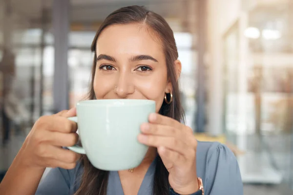 Napój Kawowy Portret Twarzy Kobieta Pijąca Gorącą Czekoladę Filiżankę Herbaty — Zdjęcie stockowe