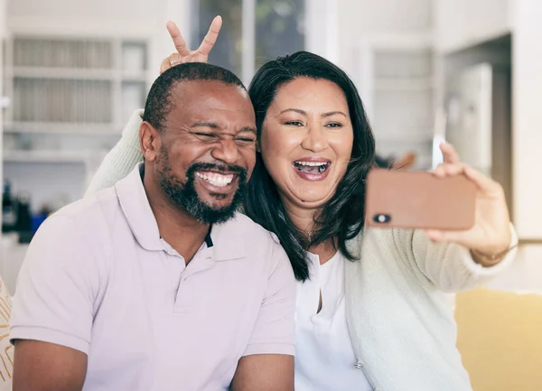 Sênior Casal Negro Selfie Feliz Casa Juntos Para Bobo Mídia — Fotografia de Stock