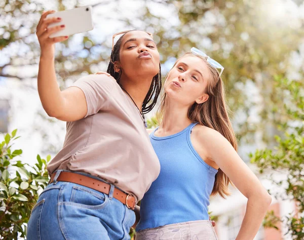 Selfie Beso Amigas Uniéndose Relajándose Pasando Rato Aire Libre Parque —  Fotos de Stock
