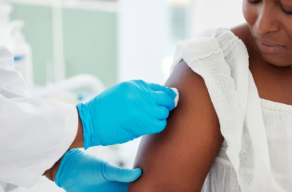 의사는 병원에 실에서 주사를 닦는다 전문적 위생적 의료진의 클리닉에서 백신을 — 스톡 사진