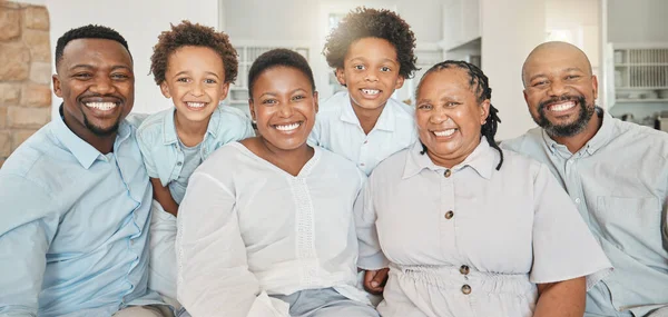 訪問や品質の時間のためのソファの上に黒い家族の幸せ 結合と肖像画 スマイル グループ アフリカの両親 子供と祖父母がラウンジで何世代にもわたってソファに座っています — ストック写真