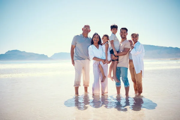 Plaj Büyük Aile Büyükbaba Çocuklar Ebeveynlerin Portresi Okyanus Tatilinde Gülümseme — Stok fotoğraf