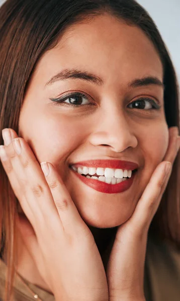 Zbliżenie Twarzy Uśmiech Makijaż Kobiety Genem Młodość Modelka Kosmetykami Portret — Zdjęcie stockowe