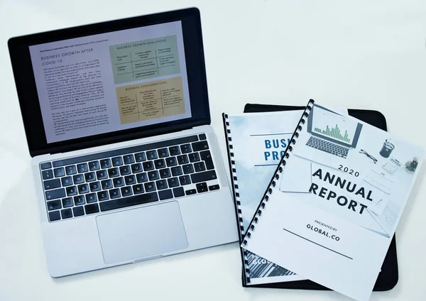 Laptop Financiën Boven Documenten Planning Besparingen Groei Ontwikkeling Een Tafel — Stockfoto