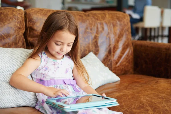 Olyan Jól Szórakozik Tabletjével Egy Kislány Digitális Tabletet Használ Otthon — Stock Fotó