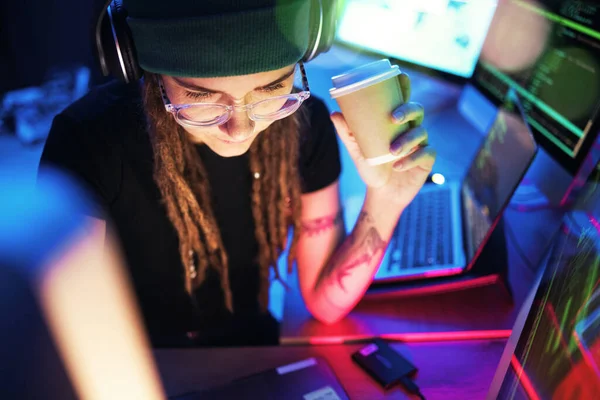 Kahve Bilgisayar Gece Ofisindeki Bilgisayar Korsanı Şifreleme Sahtekarlık Araştırma Için — Stok fotoğraf