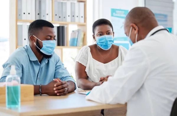 Sağlık Sigorta Tedavi Için Siyahi Bir Çifte Danışmanlık Yapıyor Klinikte — Stok fotoğraf