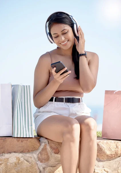 Kobieta Zrelaksować Zakupach Telefon Słuchawki Słuchając Muzyki Świeżym Powietrzu Terapii — Zdjęcie stockowe