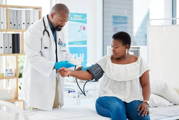 Checkup Gezondheidszorg Een Arts Met Een Zwarte Vrouw Voor Hypertensie — Stockfoto
