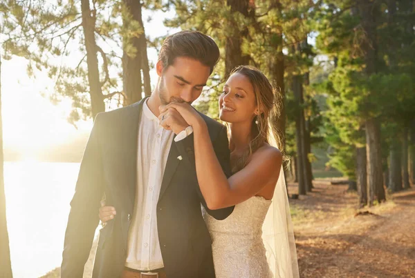 Bacio Sorriso Coppia Matrimonio Natura Celebrazione Cerimonia Matrimonio Felice Affetto — Foto Stock
