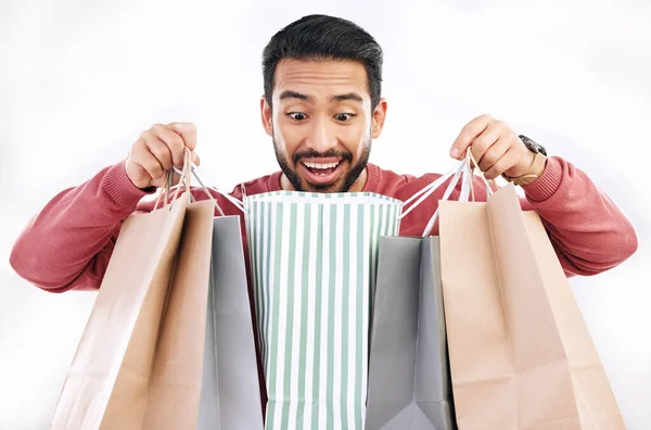 Stüdyoda Satışı Alışveriş Çantası Olan Mutlu Bir Adam Ndirim Beyaz — Stok fotoğraf