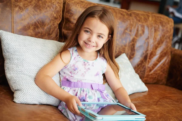 Учиться Никогда Весело Маленькая Девочка Пользующаяся Цифровым Планшетом Дома — стоковое фото