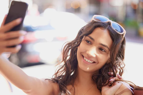 Kobieta Ulica Selfie Zakupami Torba Uśmiech Modzie Zniżki Social Network — Zdjęcie stockowe