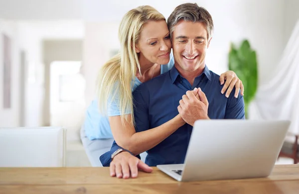 You Remember Day Happy Mature Couple Using Laptop Home — Stock Photo, Image