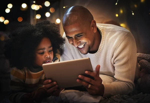 Nacht Tablet Blij Met Vader Zoon Deken Tent Voor Verbinding — Stockfoto