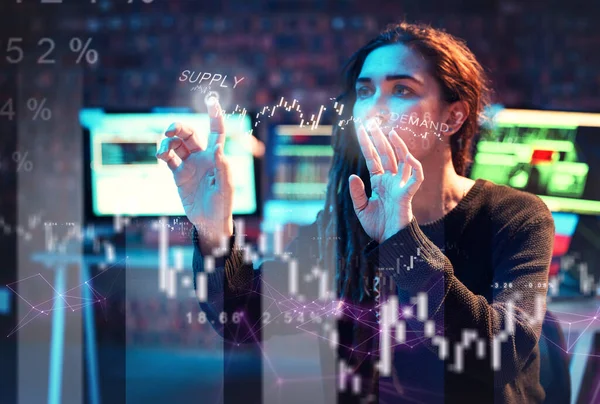 Haker Kobieta Finanse Lub Wykres Hologram Nocnym Biurze Giełdzie Analityka — Zdjęcie stockowe