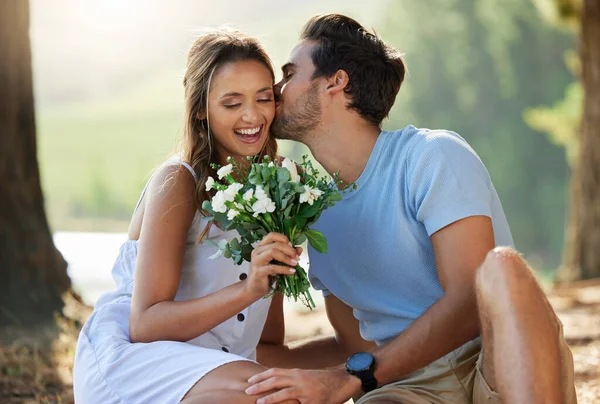 Man Kyssa Kvinna Picknick Med Blommor Parken Med Lyckliga Par — Stockfoto