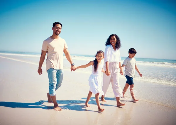 海滩上 家人牵着手 父母和孩子们一起在沙滩上玩耍和散步 带着孩子的男人和女人 和爸爸妈妈共度美好的时光和夏天 — 图库照片