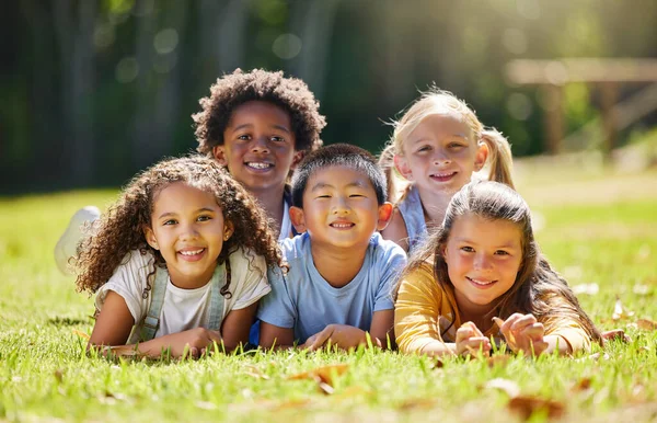Portret Glimlach Kinderen Liggend Gras Natuur Vakantie Buiten Leren Kinderen — Stockfoto