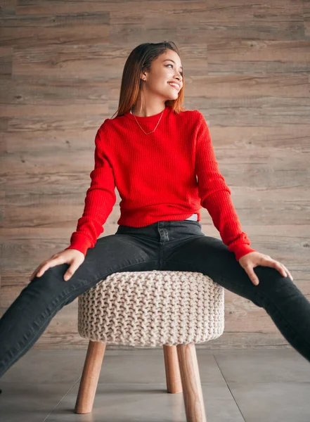 Feliz Relájate Una Mujer Pensando Una Silla Con Moda Idea — Foto de Stock