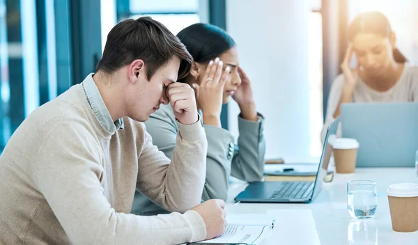 Fáradt Stresszes Üzletemberek Találkoznak Fejfájással Problémával Csapatdepresszióval Szomorú Szorongó Vállalati — Stock Fotó