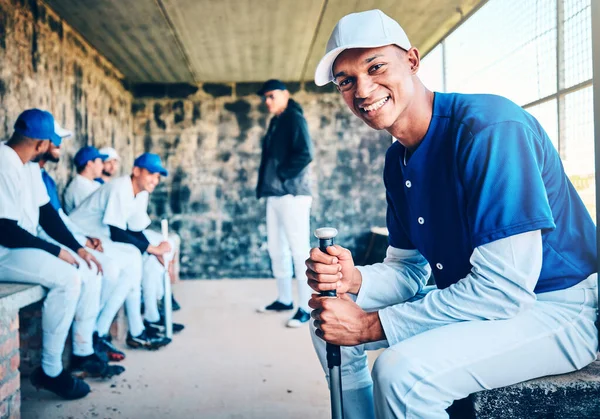 野球場では 野球選手 ダグアウトとスポーツチームと笑顔を持つ黒人の肖像画 スポーツゲーム感覚におけるソフトボールグループの運動 フィットネス トレーニングモチベーションは連帯からリラックス — ストック写真