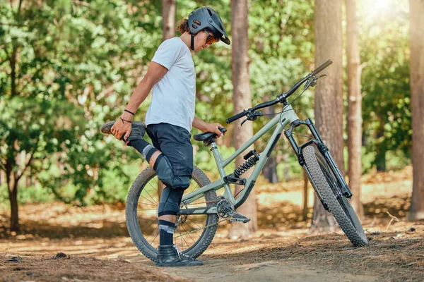 Bicicleta Fitness Homem Floresta Alongamento Treino Para Equilíbrio Cardio Energia — Fotografia de Stock