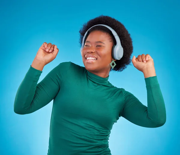 Taniec Muzyka Słuchawki Czarną Kobietą Studio Dla Streamingu Audio Relaksu — Zdjęcie stockowe