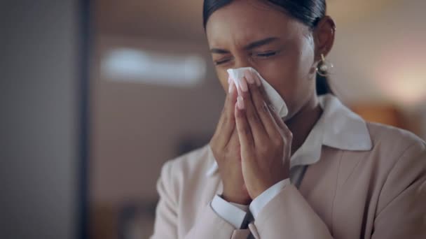 Ινδή Γυναίκα Που Δουλεύει Νύχτα Και Φυσάει Μύτη Άρρωστη Αλλεργίες — Αρχείο Βίντεο