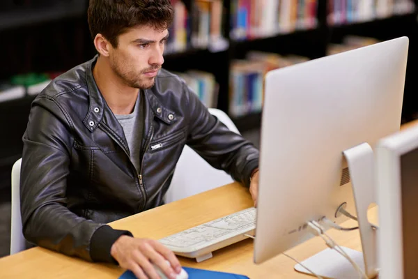 Серьёзно Относится Учебе Студент Работающий Компьютером Университетской Библиотеке — стоковое фото