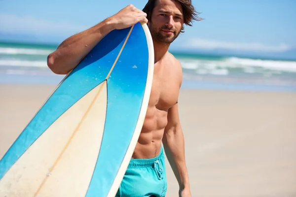 Está Pronto Para Surfar Jovem Inclinado Sua Prancha Olhando Para — Fotografia de Stock