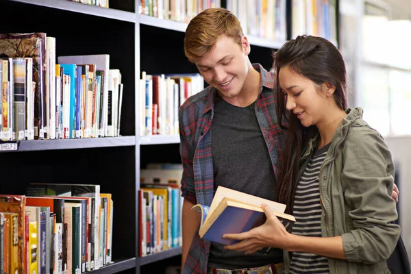 Amor Deles Pela Aprendizagem Uniu Jovem Casal Estudando Juntos Biblioteca — Fotografia de Stock