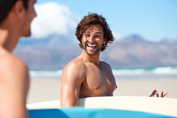 Emocionado Por Surf Dos Amigos Playa Preparándose Para Agua Surfear — Foto de Stock