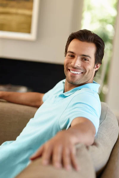Feliz Fim Semana Retrato Homem Bonito Sorrindo Enquanto Sentado Sofá — Fotografia de Stock