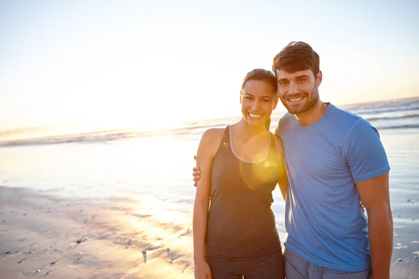 Älskar Våra Liv Tillsammans Porträtt Ett Lyckligt Ungt Par Stranden — Stockfoto
