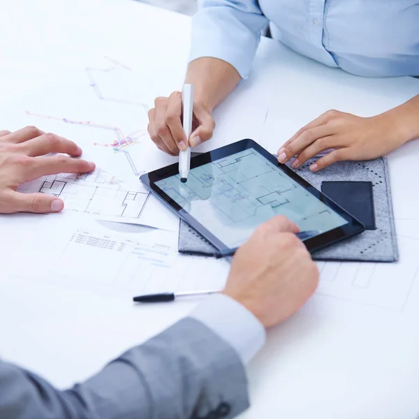 Planear Futuro Dois Arquitetos Trabalhando Juntos Tablet Digital — Fotografia de Stock