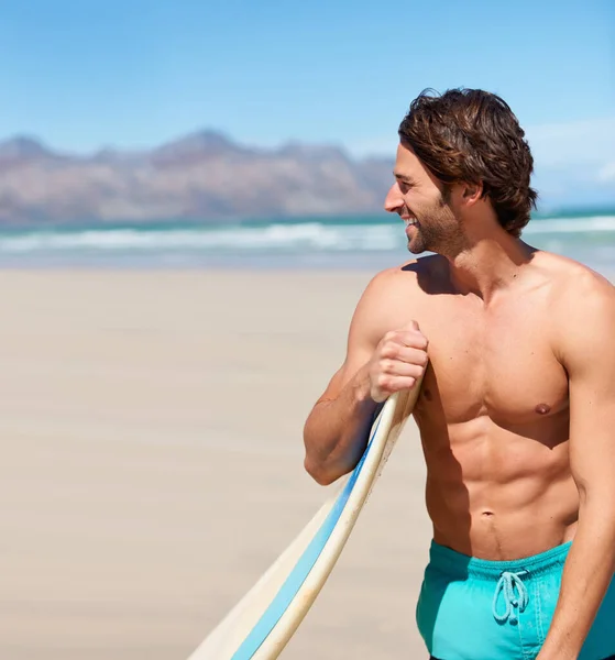 Surfen Hält Ihn Guter Form Ein Junger Mann Steht Neben — Stockfoto